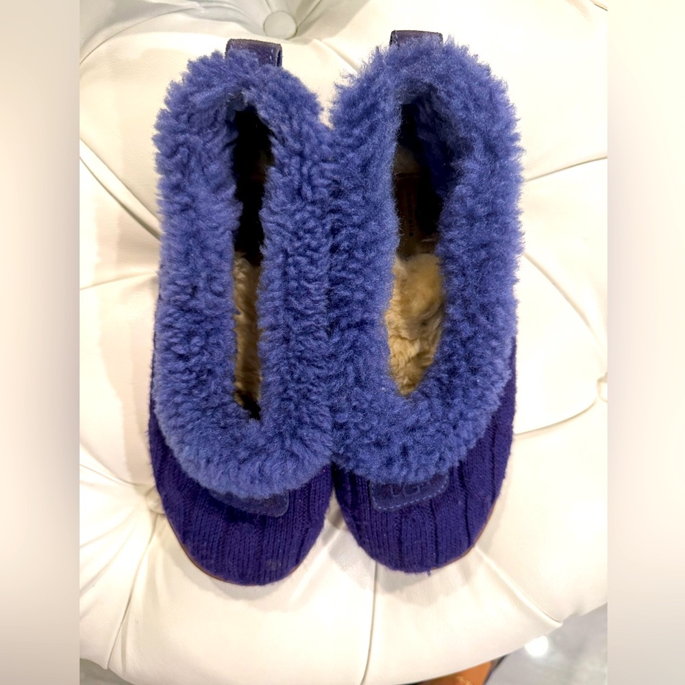 UGGS slippers
100% authentic